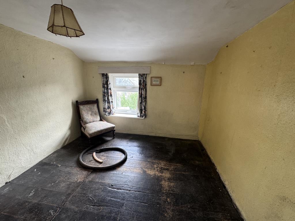 Lot: 166 - END-TERRACE HOUSE FOR IMPROVEMENT - Bedroom